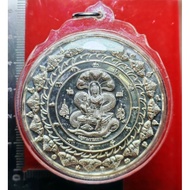 JATUKAM 背面 照妖镜ARCHAN CHOR
阿赞初
Wat  Putthasawan
佛历be 2550
NUR NGERN SILVER 纯银
一出庙就镶了防水壳
品相一流，没有指纹黑银
价