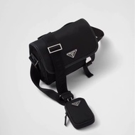 Prada黑尼龍銀三角釦下蓋郵差斜背包