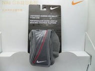 (缺貨勿下標) NIKE 輕量慢跑手臂包 可放iPod MP3 手機 運動隨身小物(綁臂式)NRE03019OS(灰)