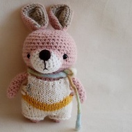 毛線娃娃 手作玩偶 羊毛氈 吊帶褲圍巾寵物 粉紅兔