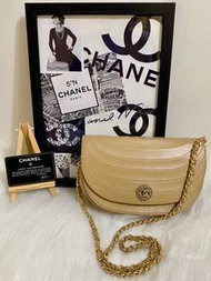 Chanel Vintage 老香稀少雕花logo釘釦奶茶小半月包