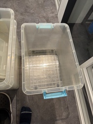 紅A名牌膠箱，有蓋，有轆，可裝食物