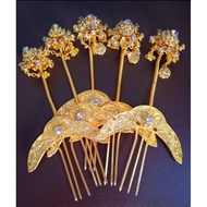 The groom's comb / groom's bow