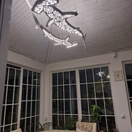 手工製作的木質天花板吊燈，上面有 2 隻鎚頭鯊