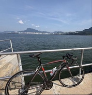 车架上寫住「VELOCE」，大齒盤見到 Shimano Sora 套件（R3000，2×9速，一共18速），屬入門級公路車。  📌 重點資料：  • 品牌：JAVA（佳沃，中國品牌，好多香港同新加坡車