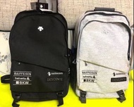 Descente迪桑特背包 韓國代購新品男女後背包 大容量聯名款雙肩包 S0323HBP73 黑色灰色 學生書包 筆電背包