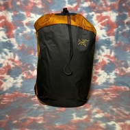 95% new arcteryx backpack arro 20 bucket bag realm arc’teryx  黑色x金色 索繩背囊 背包 書包