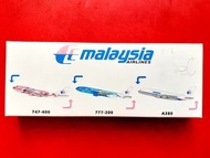 MALAYSIA AIRLINES  :  1 : 1000 , Made in China , Set of 3 Model Areoplanes  ( 747-400 , 777-200 , A3