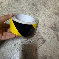 เทปกาว ตีเส้นพื้น กั้นเขต เทปเตือน กันน้ำ มีกาวในตัว สีเหลือง สีเหลืองดำ 4.8cm x 33M/ม้วน