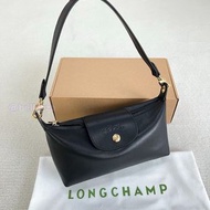 ✨✨ Longchamp Le Pliage Xtra Hobo 手袋采用柔软的羊皮制成，触感细腻。