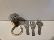 (搬屋清貨環保價出售！ 康城站交收或寄到付(優先)，其餘地方就到時間才可安排🙏🏻
 BONCO大門鎖膽 鎖芯
二手，使用正常，眼見圖中咁多。