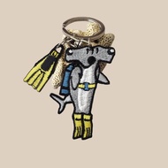 鎚頭鯊潛水員/雙面刺繡鑰匙圈