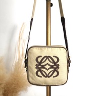 【 日本直送 名牌中古包 】LOEWE 羅威 斜背包 米色 Anagram 帆布 vintage 古董舊款 skbtbz