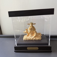 恒生銀行 2026年 馬年 駿馬奔騰 財神爺 金馬 擺件 包金擺設品 鍍金 HANG SENG BANK 2026 YEAR OF HORSE - Gold Plated God of Wealth 