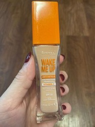 只用一次！RIMMEL WAKE ME UP 醒膚保濕光澤粉底液 橘蓋 SPF20 色號010