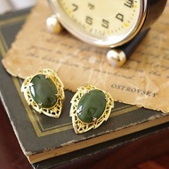老又好古董珠寶 綠色人造橢圓寶石雕花夾式耳環 C983