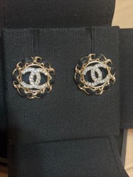 Chanel earrings 耳環 黑金皮穿鍊 (Moving sale)