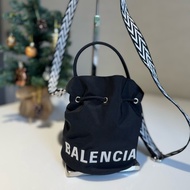 Balenciaga 帆布水桶包