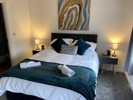 Comfy Town house, close to city, sleeps 8