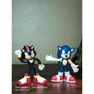 Sonic action figure contains 2 pieces, code A