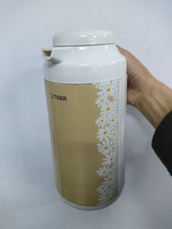 日本TIGER虎牌保溫壺、熱水瓶、保暖壺，1公升。
