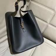 SAINT LAURENT YSL LE5A7 HOBO BAG 鈎扣 牛皮包 手提 單肩包 大號 女款 黑色 | 753837-AAAUQ-1000 | 全新正牌正貨