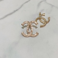 Chanel 浮雕大LOGO耳環（尺寸4CM）