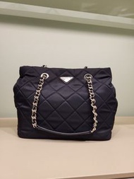 英國代購 英國outlet 直送 Prada Quilted Tessuto Nylon Shoulder Bag with Chain Black logo Tote 尼龍 手袋 銀扣 真皮手挽 銀