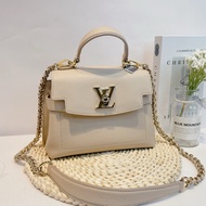 LV Lock me 奶茶色