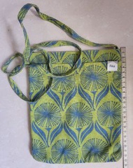 Fika 綠色圖案斜揹袋