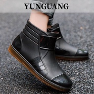 YUNGUANG รองเท้าลําลองสีทึบ รองเท้ายางกันน้ำกันลื่นสําหรับผู้ใหญ่ รองเท้าบูทกันสไตล์ใหม่ รองเท้ากันฝนผู้ชาย รองเท้ากันน้ำชาย
