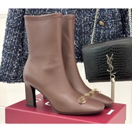 Women's boots, the fabric is made of leather. The insoles and uppers are all made of sheepskin. The 