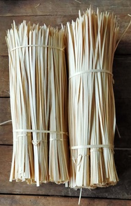 ตอกไม้ไผ่ ตอกมัด ตอกจักสาน บรรจุประมาณ 1000 เส้น มัดข้าวต้มมัด มัดสิ่งต่าง ๆ ทำงาน DIY ต่างๆ  เส้นเหนียว บาง ทนทาน Thin bamboo stripes (ขนส่งไปรษณีย์)