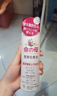 🔥
日本小林製藥命之母豐潤保濕化妝水
◆產地：日本製
◆容量：180ML
◆預購價$159/瓶

女人🙍‍隨著時間流逝、歲月增長....
肌膚會漸漸開始乾燥、暗沉、失去Ｑ彈肌😱😱
快讓命之母幫你抓住青