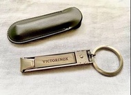 瑞士維氏Victorinox便攜超薄折疊型不鏽鋼美妝指甲剪/指甲刀 附鑰匙圈+原廠皮套