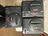 SEGA Mega Drive（Genesis）Model 1（初代 16-BIT 主機，日/美版常見黑色大圓碟設計）。
