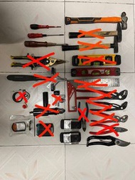 錘仔、剪、平水尺、鉗、角尺、角度剪、十字一字螺絲批、拉尺扣、軟線線耳鉗、牧田12v燈、索帶扣、電動拉釘頭
