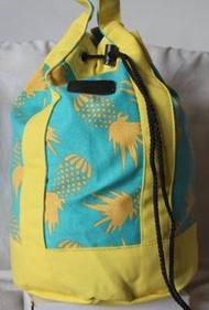 泰流行曼谷帶回設計師品牌【HOMEWARD BOUND】黃色棉布熱帶風情鳳梨印花圓桶束口小後背包