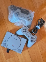 Play station 1 classic , 跟多一隻usb可以上網download其他遊戲入去玩