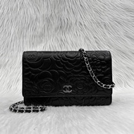 Chanel A47421黑羊皮山茶花壓紋銀釦woc斜背包