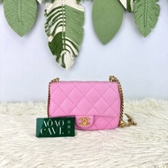 CHANEL 23P 粉色愛心調節扣荔枝紋皮 方胖子