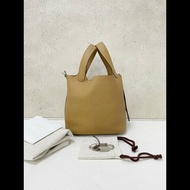 HERMES Picotin 18 菜籃子
餅乾色4B 銀扣