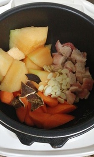 哈密瓜煲湯對人類的胃病有很好的調理作用，能修復受損的胃黏膜，也能減少胃炎和胃潰瘍的發生，另外哈密瓜煲湯還能清理人體內的膽固醇，可以軟化血管也能預防肥胖，除此以外，哈密瓜煲湯還能潤肺止咳，也能清心安神，