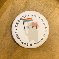 彩虹旗羞羞貓 - 性別平等LGBTQ友善壓克力徽章別針