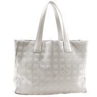 二手香奈兒新款旅遊系列 MM 托特包 A15991，銀色尼龍帆布材質。這款 MM 托特包可肩背或手提，可容納 A4 尺寸的物品。