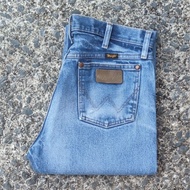 W24/33 Second-Hand Wrangler Jeans Model 13MWZ Actual Waist Measurement 33.5" Total Length 39.5" Leg 