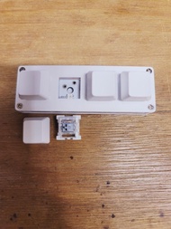 機械四鍵金屬面板Micro USB RGB自訂小鍵盤，銀軸(沒有按鍵聲音)，插在短邊。