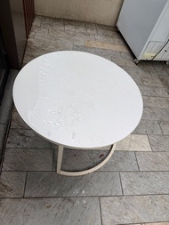 白色圓形茶几