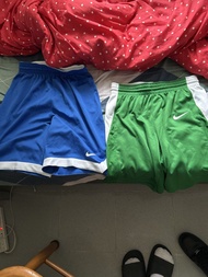兩條Nike精英褲左邊只着過一次兩條加埋只需要250無損壞可小議