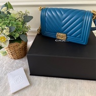 金釦山形紋小牛皮 Boy Chanel 25cm (孔雀藍)